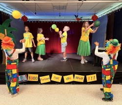 Spiel mit dem Ballon theater12