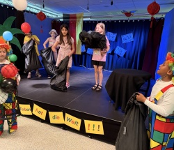 Die Kinder helfen, die Farben zu befreien theater16