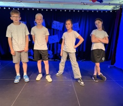 Die Egalos wollen alles gleich machen theater4