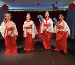 Kinder in China theater7