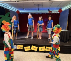 Australische Kinder helfen den Clowns theater8